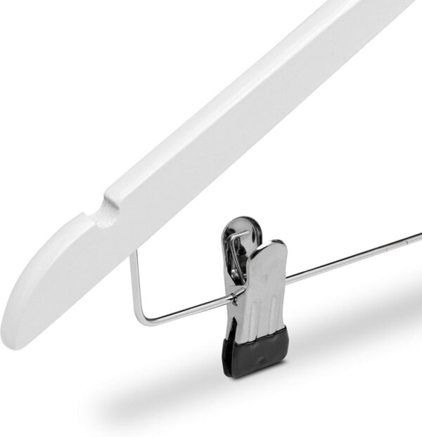 71NZi10pGNL._AC_SL1500_.jpg COM-FORT HOUSE | Percha de Madera con Pinzas de Metal | Color Blanco | Diseño Elegante | Gancho de Acero Inoxidable Giratorio | Pack de 25 Unidades de 45cm | Muescas para Tirantes |